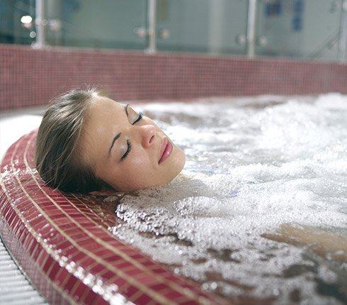 Klientka relaxuje ve vířivé koupeli